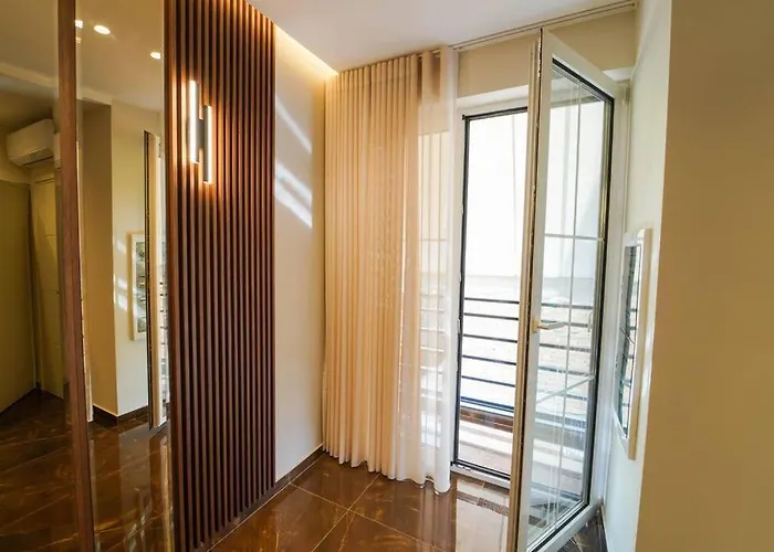 2 Steps From Center 3 2 * Τίρανα