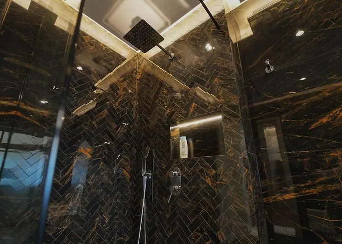 2 Steps From Center 3 2 * Τίρανα